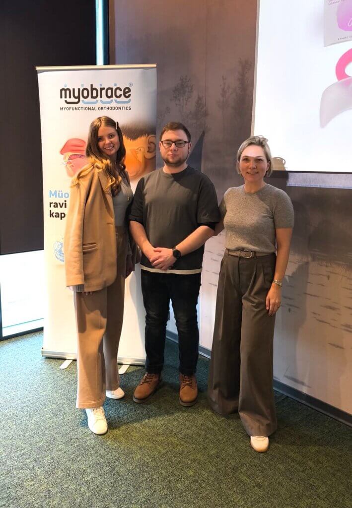 Dr Anton Majevski koos Ksenia Maksimova ja Jevgenia Titovaga koolitusel Müofunktsionaalne ravi Myobrace kapedega.